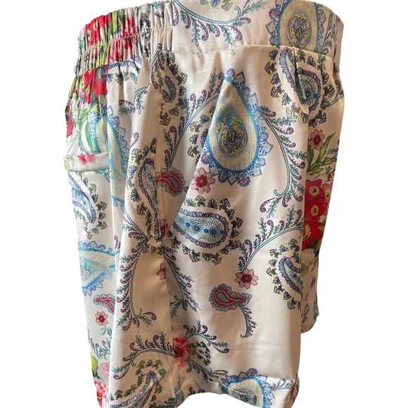Umgee Floral Paisley Cream Women's Shorts, size L, NWT - Picture 4 of 12